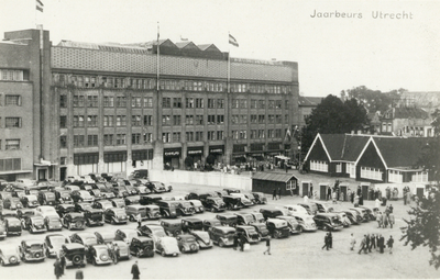 2749 Gezicht op het Vredenburg te Utrecht met het 1e Jaarbeursgebouw en een klein gedeelte van het 2e Jaarbeursgebouw.